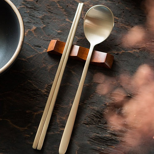 Baguettes coréennes : pourquoi sont-elles en métal et comment les utiliser ?